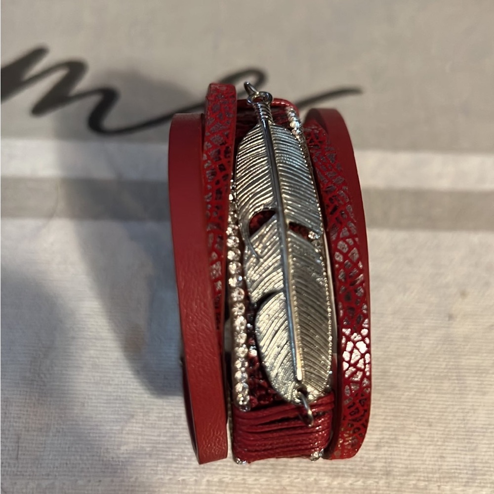 hengjiao Silver Feather, Leather, Ladies Multi-Layer Bracelet
Magnetic closure